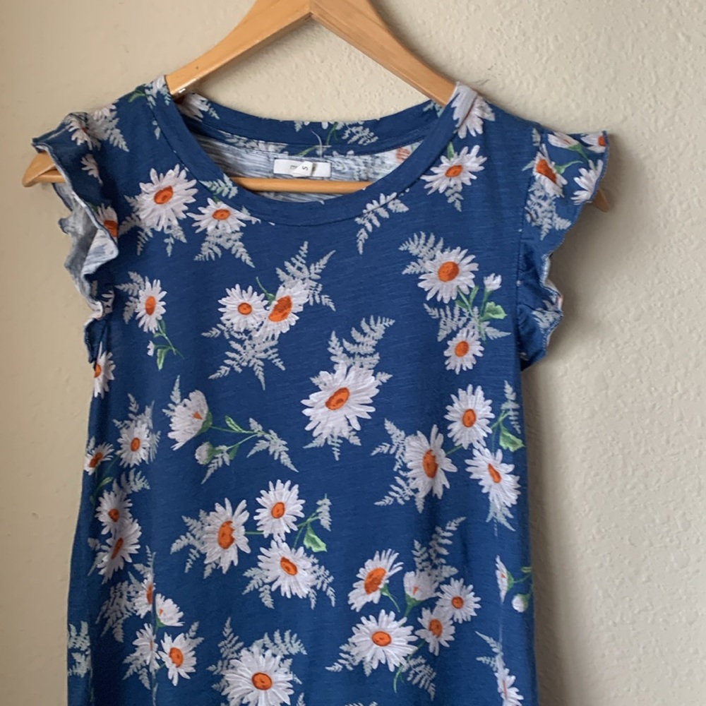 Maurices floral tee with ruffled shoulders 🌼🌼 - Picture 2 of 9